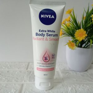 Ini adalah Nivea Body serum Radiant and Smooth brand: Nivea, age_group: adult, gender: female, capacity: 180 ml,