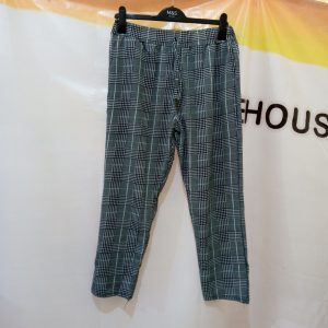 Ini adalah Celana Doty Kotak Jumbo Abu Muda size: big size, material: Scuba, color: light grey, brand: dotykotakbojonegoro, age_group: adult, style: fashionable big size trousers, gender: female, pattern: square,