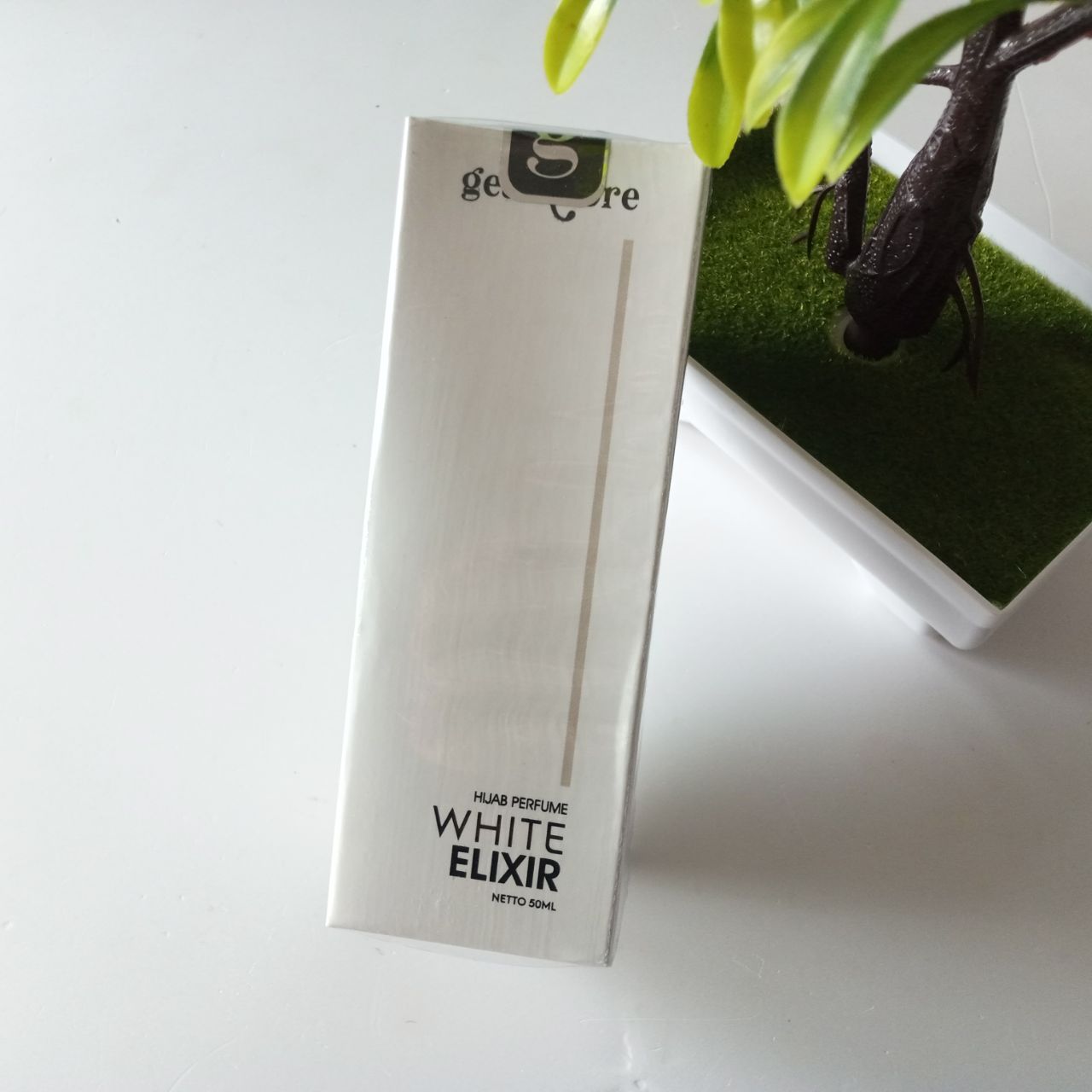 Ini adalah Geamoore Hijab Perfume White Elixir brand: geamoore, age_group: adult, gender: female, capacity: 50 ml,