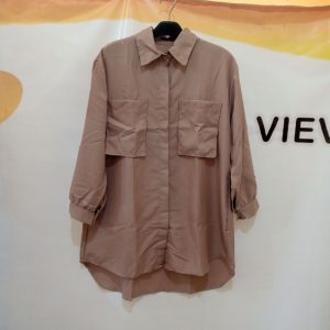 ini adalah gambar blouse arum warna coklat susu atau coksu dengan background putih pakaian dengan penutup kancing lengan panjang