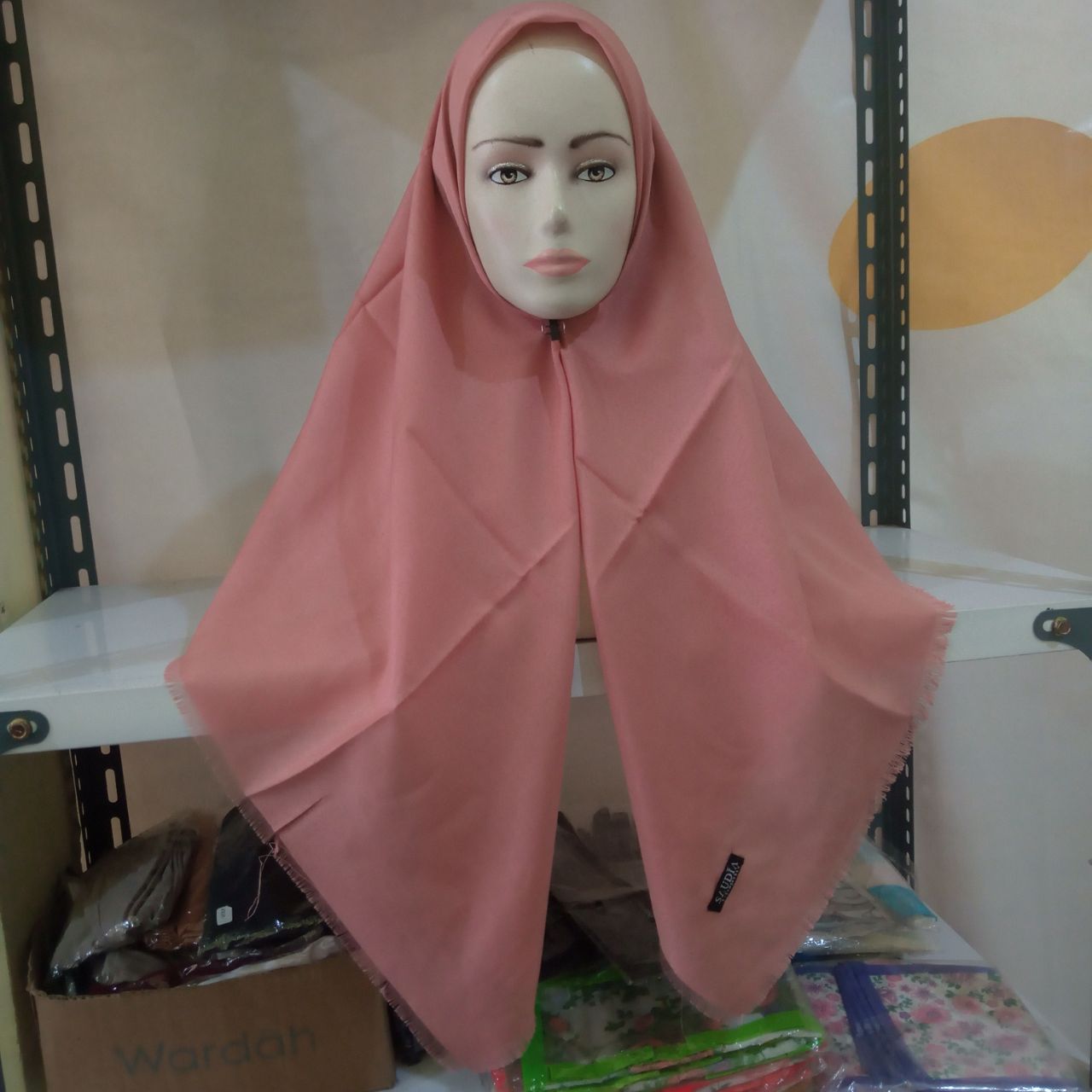 Ini adalah Saudia Rawis Dusty Pink size: 115cmx115cm, material: cotton, color: pink, brand: saudiarawisbojonegoro, age_group: adult, style: headwear saudia jilbab, gender: female, pattern: rawis,