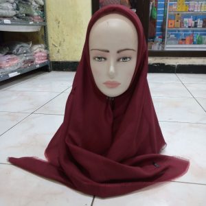 Ini adalah Saudia Rawis Marun size: 115cmx115cm, material: cotton, color: maroon, brand: saudiarawisbojonegoro, age_group: adult, style: fashionable headwear hijab, gender: female, pattern: plain,