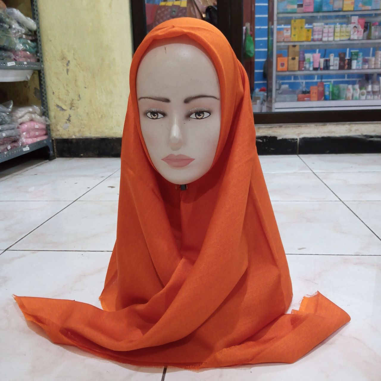 Ini adalah Saudia Rawis Orange size: 115cmx115cm, material: cotton, color: orange, brand: saudiarawisbojonegoro, age_group: adult, style: casual headwear jilbab, gender: female, pattern: plain,
