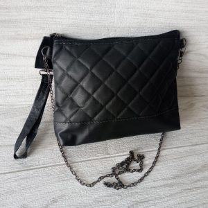 Ini adalah Handbag CC Hitam size: 22cmx17cm, material: synthetic, color: black, brand: handbagccbojonegoro, age_group: adult, gender: female,