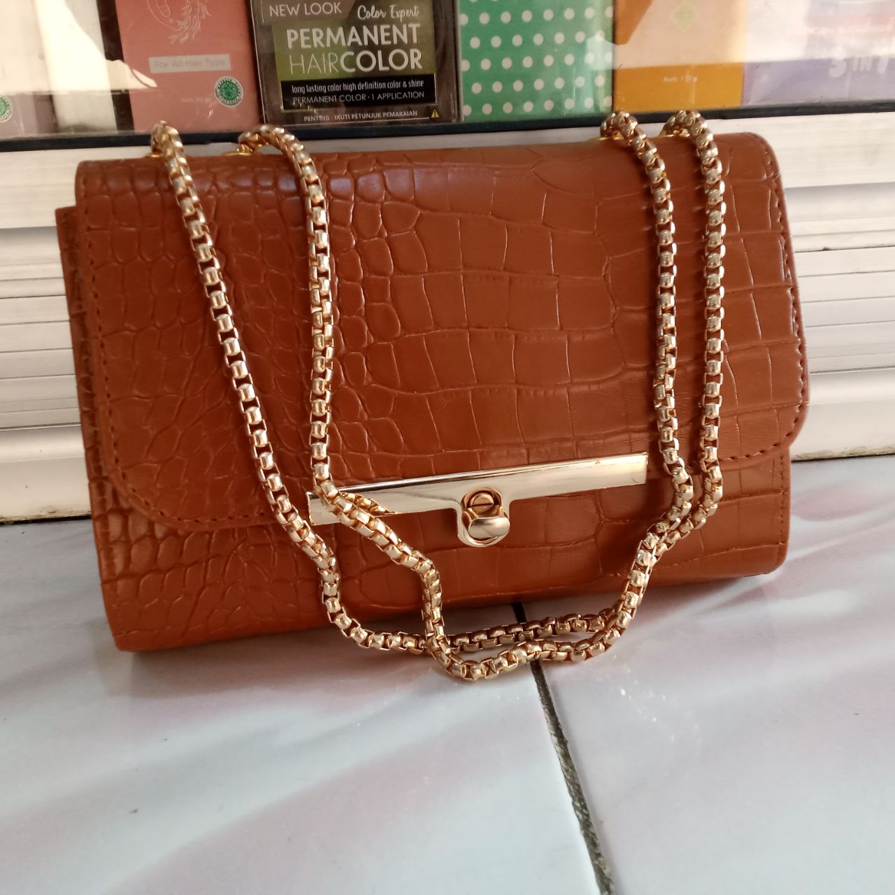 Ini adalah Tas Kroko B Coklat size: 18cmx15cm, material: synthetic, color: chocholate, brand: taskrokobbojonegoro, age_group: adult, gender: female,
