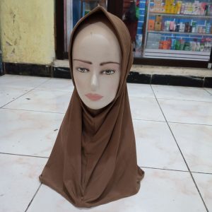 Ini adalah Jilbab Sport Caramel size: 23cmx54cm, material: jersey, color: chocholate caramel, brand: Jilbabsportbjn, age_group: adult, style: sporty hijab, gender: female, pattern: plain,