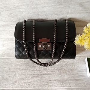 Ini adalah Tas Melodi Hitam size: 20cmx14cm, material: synthetic leather, color: black, brand: tasmelodibojonegoro, age_group: all ages, gender: female,
