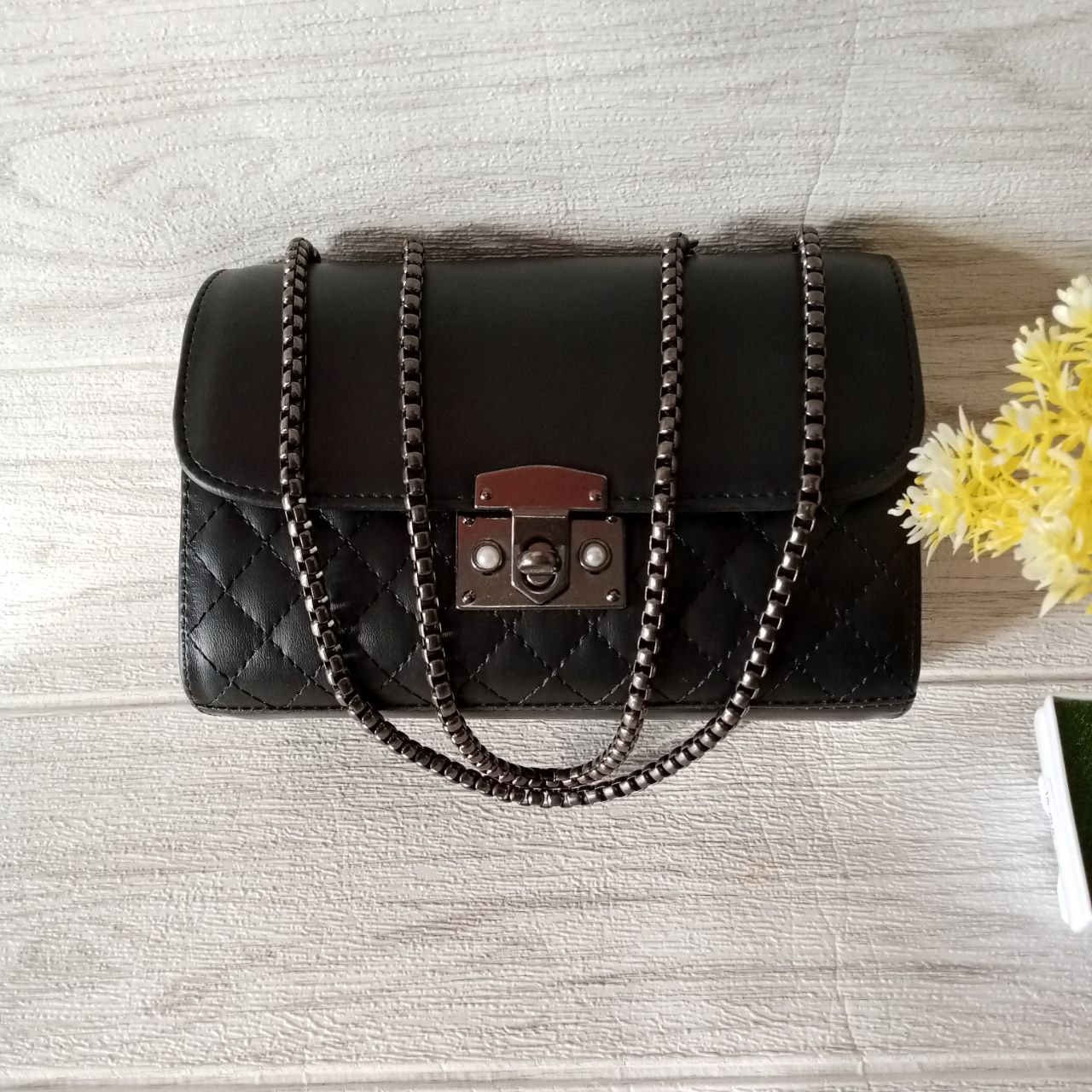 Ini adalah Tas Melodi Hitam size: 20cmx14cm, material: synthetic leather, color: black, brand: tasmelodibojonegoro, age_group: all ages, gender: female,