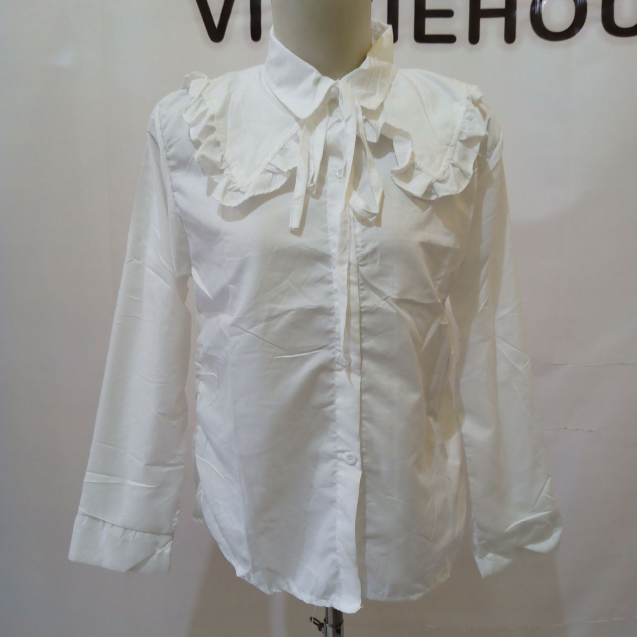 Ini adalah Blouse Jeni Putih, size: LD 105cm, material: cotton, color: white, brand: Blousejenibojonegoro, age_group: adult, style: fashionable blouse, gender: female, pattern: plain,