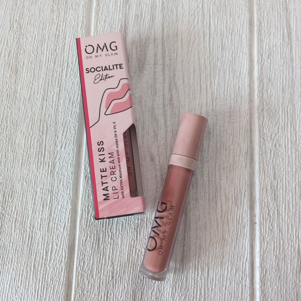 Ini adalah Lipcream OMG 18 brand: OMG - Oh My Glam Matte Kiss Lip Cream, age_group: all ages, gender: female, capacity: 3.5 ml, ingredients: isododecane,aluminum starch octenylsuccinate,trisiloxane,diisostearyl malate,trimethylsiloxysilicate,silica dimethyl silylate,disteardimonium hectorite,ethylhexyl palmitate,polyglyceryl-6 polyhydroxystearate,propylene carbonate,polyhydroxystearic acid,cyclopentasiloxane,phenoxyethanol,polyglyceryl-6 polyricinoleate,ethylhexylglycerin,caprylyl methicone,dimethicone/vinyl dimethicone crosspolymer,fragrance,aluminum hydroxide,triethoxycaprylylsilane,simmondsia chinensis (jojoba) seed oil,tocopheryl acetate,tocopherol,ascorbyl palmitate. may contain: ci 77491,ci 77891,ci 77492. ci 15850:1,ci 77499,ci 15850,ci 15850:2,