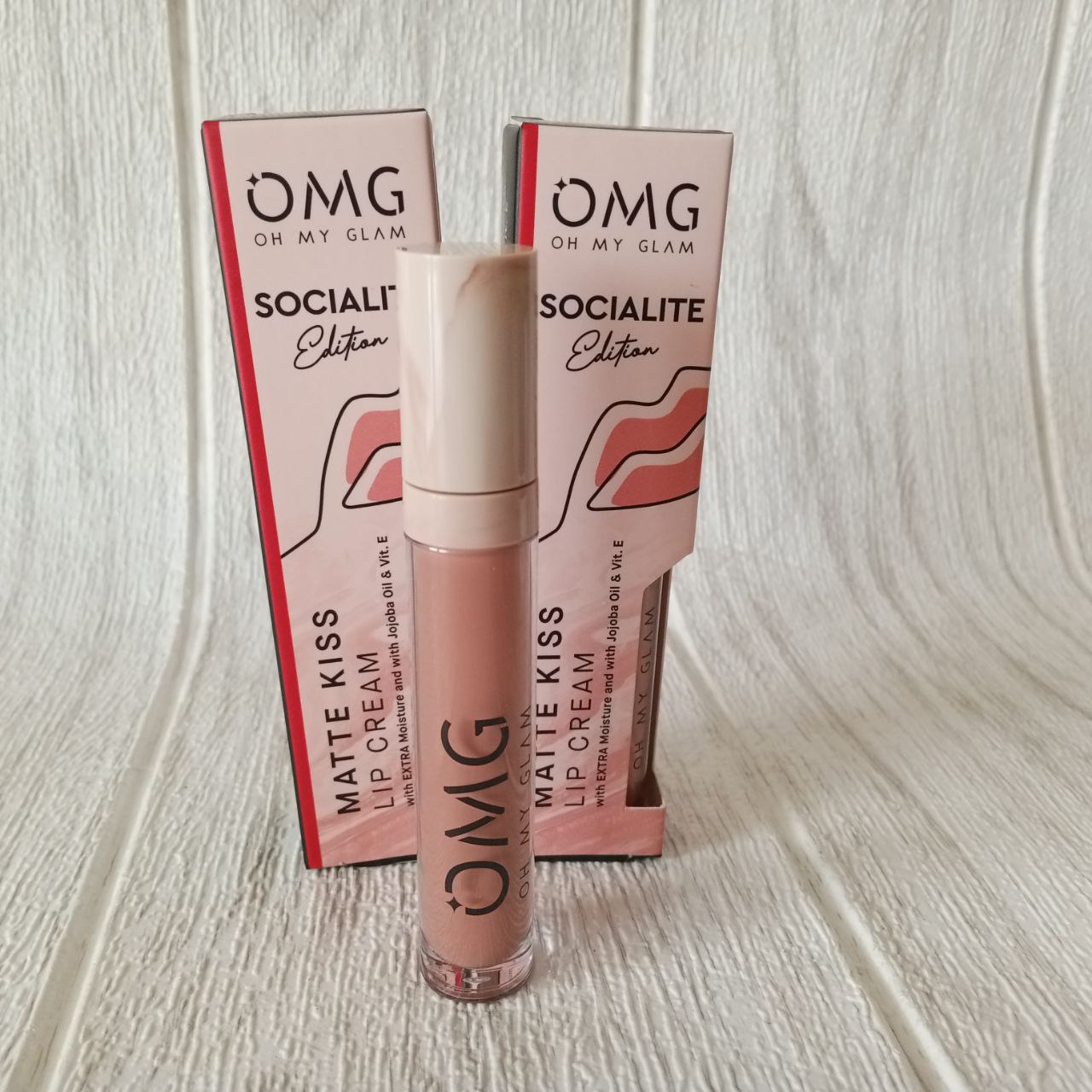 Ini adalah Lipcream OMG 16 brand: OMG - Oh My Glam Matte Kiss Lip Cream, age_group: all ages, gender: female, capacity: 3.5 ml, ingredients: isododecane,aluminum starch octenylsuccinate,trisiloxane,diisostearyl malate,trimethylsiloxysilicate,silica dimethyl silylate,disteardimonium hectorite,ethylhexyl palmitate,polyglyceryl-6 polyhydroxystearate,propylene carbonate,polyhydroxystearic acid,cyclopentasiloxane,phenoxyethanol,polyglyceryl-6 polyricinoleate,ethylhexylglycerin,caprylyl methicone,dimethicone/vinyl dimethicone crosspolymer,fragrance,aluminum hydroxide,triethoxycaprylylsilane,simmondsia chinensis (jojoba) seed oil,tocopheryl acetate,tocopherol,ascorbyl palmitate. may contain: ci 77491,ci 77891,ci 77492. ci 15850:1,ci 77499,ci 15850,ci 15850:2,