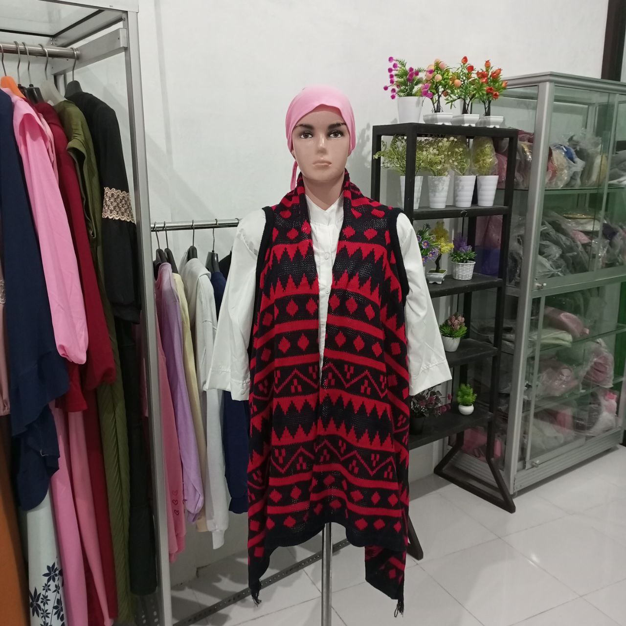 Ini adalah Cardy Maruku Merah size: XL, material: Wol, color: red, brand: cardymarukubojonegoro, age_group: all ages, style: casual, gender: female, pattern: strip,