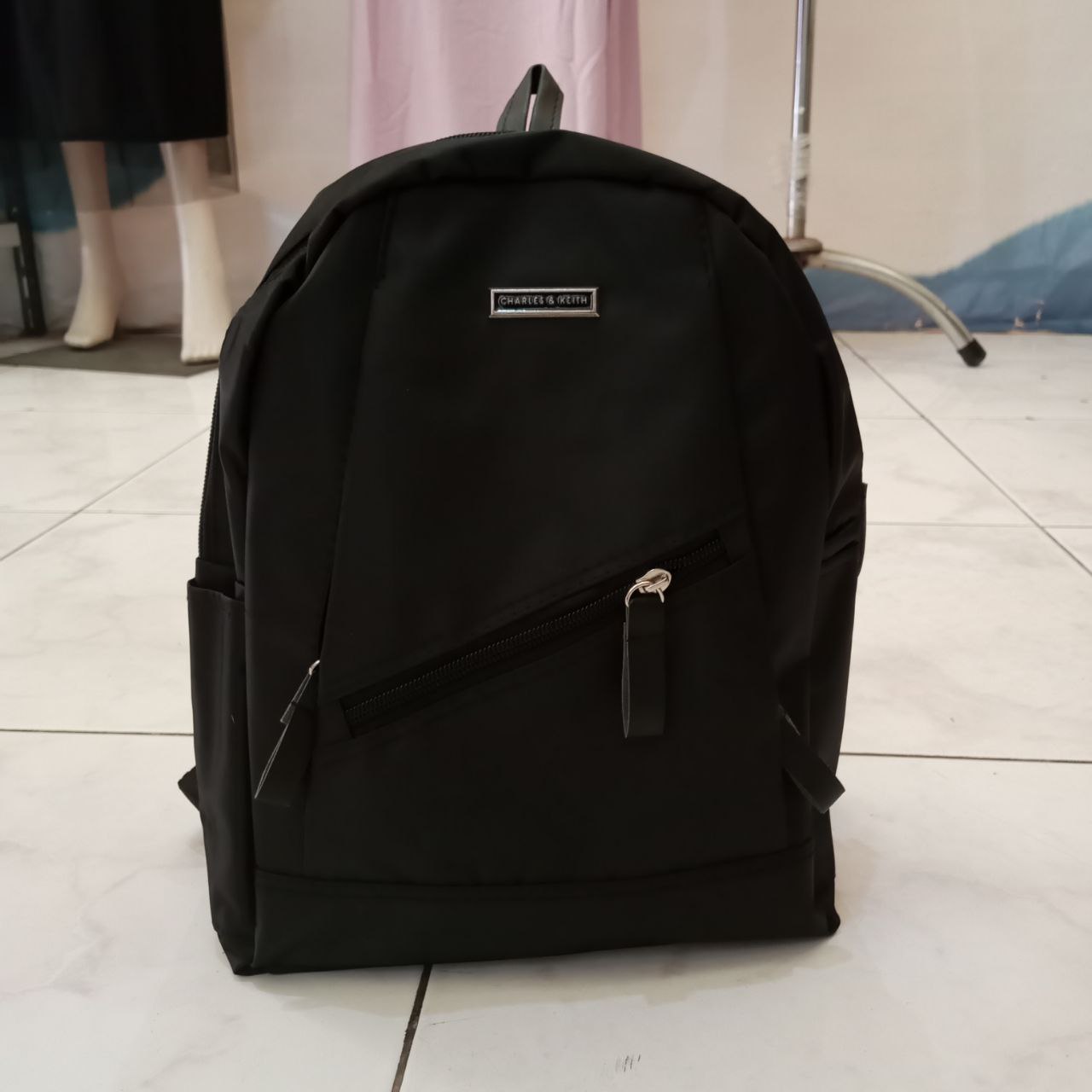 Ini adalah Tas Ransel Fanny Hitam size: 30cmx25cm, material: Micro Canvas, color: black, brand: tasfanybojonegoro, age_group: all ages, gender: unisex,