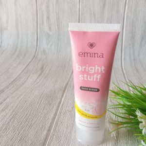 Ini adalah Emina Bright Stuff Face Scrub 50ml brand: Emina, age_group: all ages, gender: female, capacity: 50 ml, ingredients: Aqua, Cetyl Alcohol, Stearyl Alcohol, Glyceryl Stearate, Hydrated Silica, Lanolin, Niacinamide, Glycerin, Isopropyl Myristate, Lanolin Alcohol, Olive (Olea Europaea) Oil, Sodium Lauryl Sulfate, Stearyl Stearate, Phenoxyethanol, Fragrance, Allantoin, Ethylhexylglycerin, Tocopheryl Acetate, Euphorbia Cerifera (Candelilla) Wax, Jojoba Esters, Butylene Glycol, Talc, Propylene Glycol, Glycyrrhiza Glabra Root Extract, Actinidia Polygama Fruit Extract, CI 77491, CI 73360, CI 19140:1,