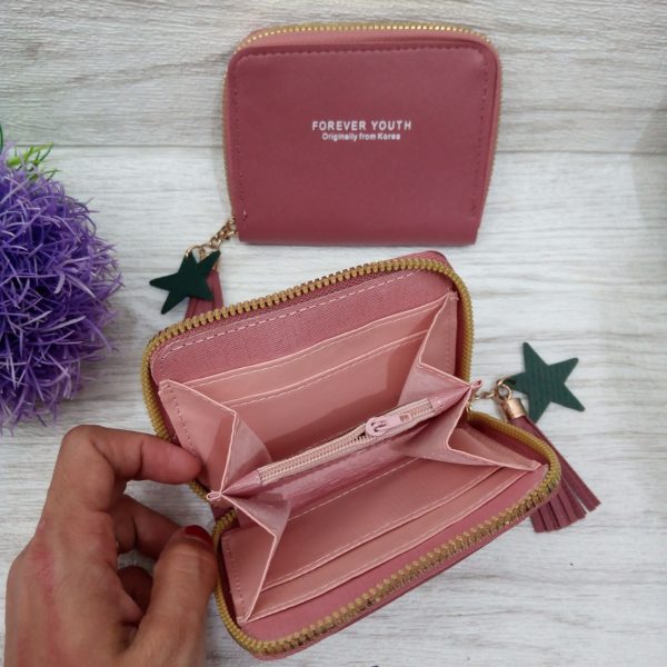 Ini adalah Dompet Dova Dusty size: 11 cm x 9.5 cm, material: synthetic, color: pink dusty, brand: dompetdova, age_group: all ages, style: casual clip wallet, gender: female, pattern: plain,