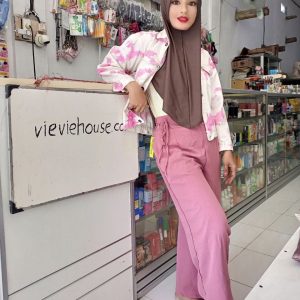 Ini adalah Kulot Crinkle Tali Samping Dusty size: L, material: crinkle, color: pink dusty, brand: krinclecullotbjn, age_group: all ages, style: fashionable culottes, gender: female, pattern: plain,