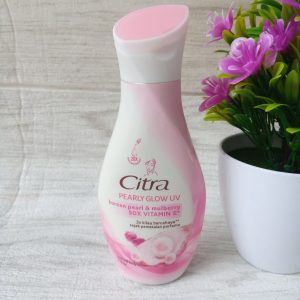 Ini adalah Citra Lotion 110ml Pearl brand: citra, age_group: all ages, gender: unisex, capacity: 110ml, ingredients: Water, Stearic Acid, Isopropyl Palmitate, Glyceryl Ethylhexyl Methoxycinnamate, Niacinamide, Mineral Oil, Triethanolamine, Glycerin, Titanium Dioxide, Dimethicone, Butyl Methoxydibenzoylmethane, Fragrance, Phenoxyethanol, Carbomer, Potassium Hydroxide, Cetyl Alcohol, Methylparaben, Mica, Glutamic Acid, Tocopheryl Acetate, Horus Alba Root Extract, Pearl Extract, Propylparaben, Disodium EDTA, Sodium Hydroxide, BHT, Caprylic/Capric Triglyceride, Sodium Carbonate, Sodium Chloride, Tocopherol, Sodium Benzoate, Lactic Acid, Potassium Sorbate,