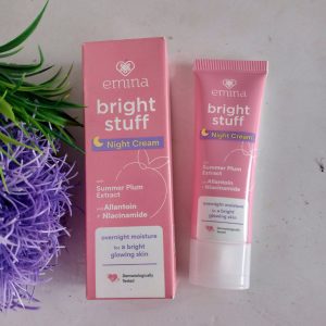 Ini adalah Emina Bright Stuff Night Cream brand: Emina, age_group: all ages, gender: female, capacity: 20 ml, ingredients: Aqua, Niacinamide, Squalane, Dicaprylyl Carbonate, Dimethicone, Glycerin, Arachidyl Alcohol, Cetearyl Alcohol, Methyl Gluceth-20, Propanediol, Behenyl Alcohol, Phenoxyethanol, Hydroxyethyl Acrylate/Sodium Acryloyldimethyl Taurate Copolymer, Arachidyl Glucoside, Synthetic Fluorphlogopite, Chlorphenesin, Sclerotium Gum, Butylene Glycol, Allantoin, Fragrance, Actinidia Polygama Fruit Extract, Tin Oxide, CI 77891,