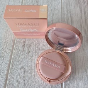 Ini adalah Hanasui Cushion Soulmatte 102 Natural brand: Hanasui, age_group: all ages, gender: female, capacity: 15ml, ingredients: Aqua,Titanium Dioxide,Cyclohexasiloxane,Diphenylsiloxy Phenyl Trimethicone,Trimethylsiloxysilicate,Ethylhexyl Methoxycinnamate,Niacinamide,Glycerin,Butylene Glycol,Pentylene Glycol,Caprylic/Capric Triglyceride,Dicaprylyl Carbonate,Lauryl PEG-9 Polydimethylsiloxyethyl Dimethicone,Phenyl Trimethicone,Polymethylsilsesquioxane,PEG-10 Dimethicone,Vinyl Dimethicone/Methicone Slisesquioxane Crosspolymer,Magnesium Sulfate,Phenoxyethanol,Aluminum Hydroxide,Neopentyl Glycol Dineptanoate,Polyhydroxystearic Acid. Triethoxycaprylylsilane,Isododecane Dimethicone/Vinyl Dimethicone Crosspolymer,BHT,Sodium Dehydroacetate,Triethylena Glycol,Sodium Hyaluronate,Stearic Acid,Fragrance,Tocopheryl Acetate,Disteardimonium Hectorite,Disodium EDTA,Propylene Carbonate,Alumina,Dimethicone,Synthetic Fluorphlogopite,Pisum Sativum (Pea) Extract,1,2-Hexanediol,Chenopodium Quinca Seed Extract,Hyaluronic Acid,Hydrolyzed Hyaluronic Acid,Hydrolyzed Sodium Hyaluronate,Hydroxypropyltrimonium Hyaluronate,Potassium Hyaluronate,Sodium Acetylated Hyaluronate,Sodium Hyaluronate Crosspolymer,Carbomer,Polysorbate 20,Palmitoyl Tripeptide-1,Palmitoyl Tetrapeptide-7,