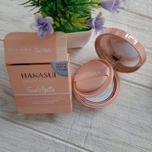 Ini adalah Hanasui Cushion Soulmatte 105 Fairy Pinkish brand: Hanasui, age_group: all ages, gender: female, capacity: 15ml, ingredients: Aqua,Titanium Dioxide,Cyclohexasiloxane,Diphenylsiloxy Phenyl Trimethicone,Trimethylsiloxysilicate,Ethylhexyl Methoxycinnamate,Niacinamide,Glycerin,Butylene Glycol,Pentylene Glycol,Caprylic/Capric Triglyceride,Dicaprylyl Carbonate,Lauryl PEG-9 Polydimethylsiloxyethyl Dimethicone,Phenyl Trimethicone,Polymethylsilsesquioxane,PEG-10 Dimethicone,Vinyl Dimethicone/Methicone Slisesquioxane Crosspolymer,Magnesium Sulfate,Phenoxyethanol,Aluminum Hydroxide,Neopentyl Glycol Dineptanoate,Polyhydroxystearic Acid. Triethoxycaprylylsilane,Isododecane Dimethicone/Vinyl Dimethicone Crosspolymer,BHT,Sodium Dehydroacetate,Triethylena Glycol,Sodium Hyaluronate,Stearic Acid,Fragrance,Tocopheryl Acetate,Disteardimonium Hectorite,Disodium EDTA,Propylene Carbonate,Alumina,Dimethicone,Synthetic Fluorphlogopite,Pisum Sativum (Pea) Extract,1,2-Hexanediol,Chenopodium Quinca Seed Extract,Hyaluronic Acid,Hydrolyzed Hyaluronic Acid,Hydrolyzed Sodium Hyaluronate,Hydroxypropyltrimonium Hyaluronate,Potassium Hyaluronate,Sodium Acetylated Hyaluronate,Sodium Hyaluronate Crosspolymer,Carbomer,Polysorbate 20,Palmitoyl Tripeptide-1,Palmitoyl Tetrapeptide-7,