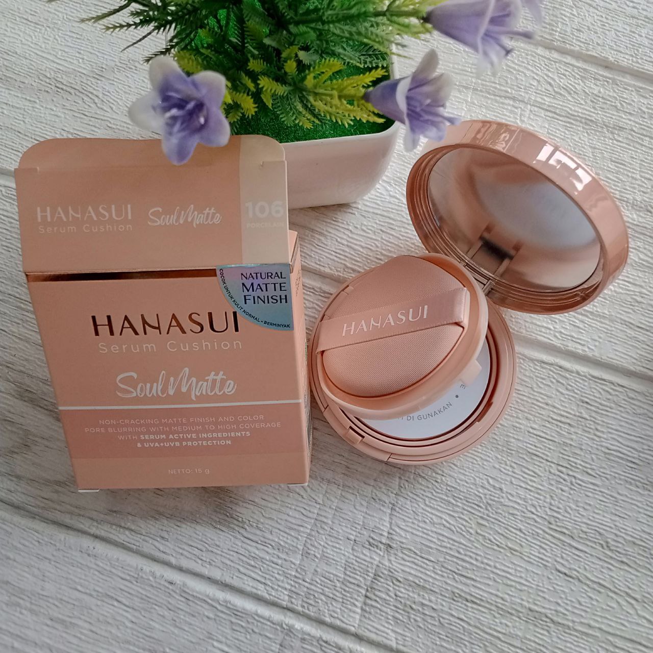 Ini adalah Hanasui Cushion Soulmatte 105 Fairy Pinkish brand: Hanasui, age_group: all ages, gender: female, capacity: 15ml, ingredients: Aqua,Titanium Dioxide,Cyclohexasiloxane,Diphenylsiloxy Phenyl Trimethicone,Trimethylsiloxysilicate,Ethylhexyl Methoxycinnamate,Niacinamide,Glycerin,Butylene Glycol,Pentylene Glycol,Caprylic/Capric Triglyceride,Dicaprylyl Carbonate,Lauryl PEG-9 Polydimethylsiloxyethyl Dimethicone,Phenyl Trimethicone,Polymethylsilsesquioxane,PEG-10 Dimethicone,Vinyl Dimethicone/Methicone Slisesquioxane Crosspolymer,Magnesium Sulfate,Phenoxyethanol,Aluminum Hydroxide,Neopentyl Glycol Dineptanoate,Polyhydroxystearic Acid. Triethoxycaprylylsilane,Isododecane Dimethicone/Vinyl Dimethicone Crosspolymer,BHT,Sodium Dehydroacetate,Triethylena Glycol,Sodium Hyaluronate,Stearic Acid,Fragrance,Tocopheryl Acetate,Disteardimonium Hectorite,Disodium EDTA,Propylene Carbonate,Alumina,Dimethicone,Synthetic Fluorphlogopite,Pisum Sativum (Pea) Extract,1,2-Hexanediol,Chenopodium Quinca Seed Extract,Hyaluronic Acid,Hydrolyzed Hyaluronic Acid,Hydrolyzed Sodium Hyaluronate,Hydroxypropyltrimonium Hyaluronate,Potassium Hyaluronate,Sodium Acetylated Hyaluronate,Sodium Hyaluronate Crosspolymer,Carbomer,Polysorbate 20,Palmitoyl Tripeptide-1,Palmitoyl Tetrapeptide-7,