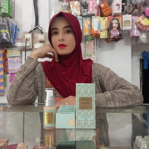 Ini adalah Wardah Exclusive Liquid Foundation 01 Light Beige brand: Wardah, age_group: all ages, gender: female, capacity: 20 ml, ingredients: Aqua, Cyclopentasiloxane, Dimethicone, Butylene Glycol, Ethylhexyl Methoxycinnamate, Mica, Phenyl Trimethicone, Aluminum Starch Octenylsuccinate, Polymethyl Methacrylate, HDI/Trimethylol Hexyllactone Crosspolymer, PEG/PPG-18/18 Dimethicone, 4-Methylbenzylidene Camphor, Potassium Cetyl Phosphate, Sodium Chloride, Squalane, Phenoxyethanol, Silica, Sorbitan Oleate, Butyl Methoxydibenzoylmethane, Dimethicone/Vinyl Dimethicone Crosspolymer, Dimethicone Crosspolymer, Aluminum Hydroxide, Hydrogen Dimethicone, Triethoxycaprylylsilane, Ethylhexylglycerin, Macadamia Ternifolia Seed Oil, Propylene Glycol, Xanthan Gum, Methicone, Pearl Extract, BHT, Dimethiconol, Tocopheryl Acetate, Glycine Soja (Soybean) Oil, Persea Gratissima (Avocado) Oil, Simmondsia Chinensis (Jojoba) Seed Oil, Bisabolol, Isobornyl Acetate, Calendula Officinalis Flower Extract, Chamomilla Recutita (Matricaria) Flower Extract, Fucus Vesiculosus Extract, Triticum Vulgare (Wheat) Bran Extract, Linoleic Acid, Tocopherol,
