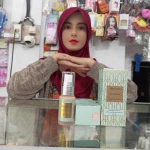 Ini adalah Wardah Exclusive Liquid Foundation 02 Sheer Pink brand: Wardah, age_group: all ages, gender: female, capacity: 20 ml, ingredients: Aqua, Cyclopentasiloxane, Dimethicone, Butylene Glycol, Ethylhexyl Methoxycinnamate, Mica, Phenyl Trimethicone, Aluminum Starch Octenylsuccinate, Polymethyl Methacrylate, HDI/Trimethylol Hexyllactone Crosspolymer, PEG/PPG-18/18 Dimethicone, 4-Methylbenzylidene Camphor, Potassium Cetyl Phosphate, Sodium Chloride, Squalane, Phenoxyethanol, Silica, Sorbitan Oleate, Butyl Methoxydibenzoylmethane, Dimethicone/Vinyl Dimethicone Crosspolymer, Dimethicone Crosspolymer, Aluminum Hydroxide, Hydrogen Dimethicone, Triethoxycaprylylsilane, Ethylhexylglycerin, Macadamia Ternifolia Seed Oil, Propylene Glycol, Xanthan Gum, Methicone, Pearl Extract, BHT, Dimethiconol, Tocopheryl Acetate, Glycine Soja (Soybean) Oil, Persea Gratissima (Avocado) Oil, Simmondsia Chinensis (Jojoba) Seed Oil, Bisabolol, Isobornyl Acetate, Calendula Officinalis Flower Extract, Chamomilla Recutita (Matricaria) Flower Extract, Fucus Vesiculosus Extract, Triticum Vulgare (Wheat) Bran Extract, Linoleic Acid, Tocopherol,