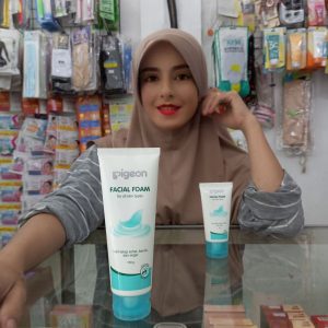Ini adalah Pigeon Facial Foam 100ml All Skin brand: Pigeon, age_group: all ages, gender: female, capacity: 100 ml, ingredients: Purified Water, Sodium Laureth Sulfate, Cocamidopropyl Betaine, Sodium Stearate, Glycerine, Citric Acid, Phenoxyethanol, Glycol Distearate, Fragrance, Methylparaben, Propylene Glycol, Tetrasodium EDTA, Methylpropanediol, Butylparaben, Ethylparaben, PEG-40 Hydrogenated Castor Oil, Propylparaben, 1,2-Hexanediol, Caprylyl Glycol, Simmondsia Chinensis (Jojoba) Seed Oil, Chamomilla Recutita (Matricaria) Extract,
