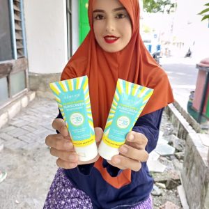 Ini adalah Azarine Sunscreen Cicamide 40gr brand: azarine, age_group: all ages, gender: female, capacity: 40 ml, ingredients: Aqua, Glycerin, Butylene Glycol, Ethylhexyl Methoxycinnamate, Dibutyl Adipate, C12-15 Alkyl Benzoate, Diethylamino Hydroxybenzoyl Hexyl Benzoate, Bis-Ethylhexyloxyphenol Methoxyphenyl Triazine, 1 Pentylene Glycol, Cetearyl Alcohol, Panthenol, Ceramide NP, Ceramide NS, Ceramide AS, Ceramide EOP, Ceramide AP, Sodium Hyaluronate, Centella Asiatica Extract, Allantoin, Caprylic/Capric Triglyceride, Cetyl Alcohol, Glyceryl Stearate, PEG-100 Stearate, Dimethicone, Hydroxyacetophenone, Ceteareth-20, Carbomer, Arginine, Caprylyl Glycol, 1,2-Hexanediol, Disodium EDTA, Xanthan Gum, Hydrogenated Lecithin, Cholesterol, Citric,