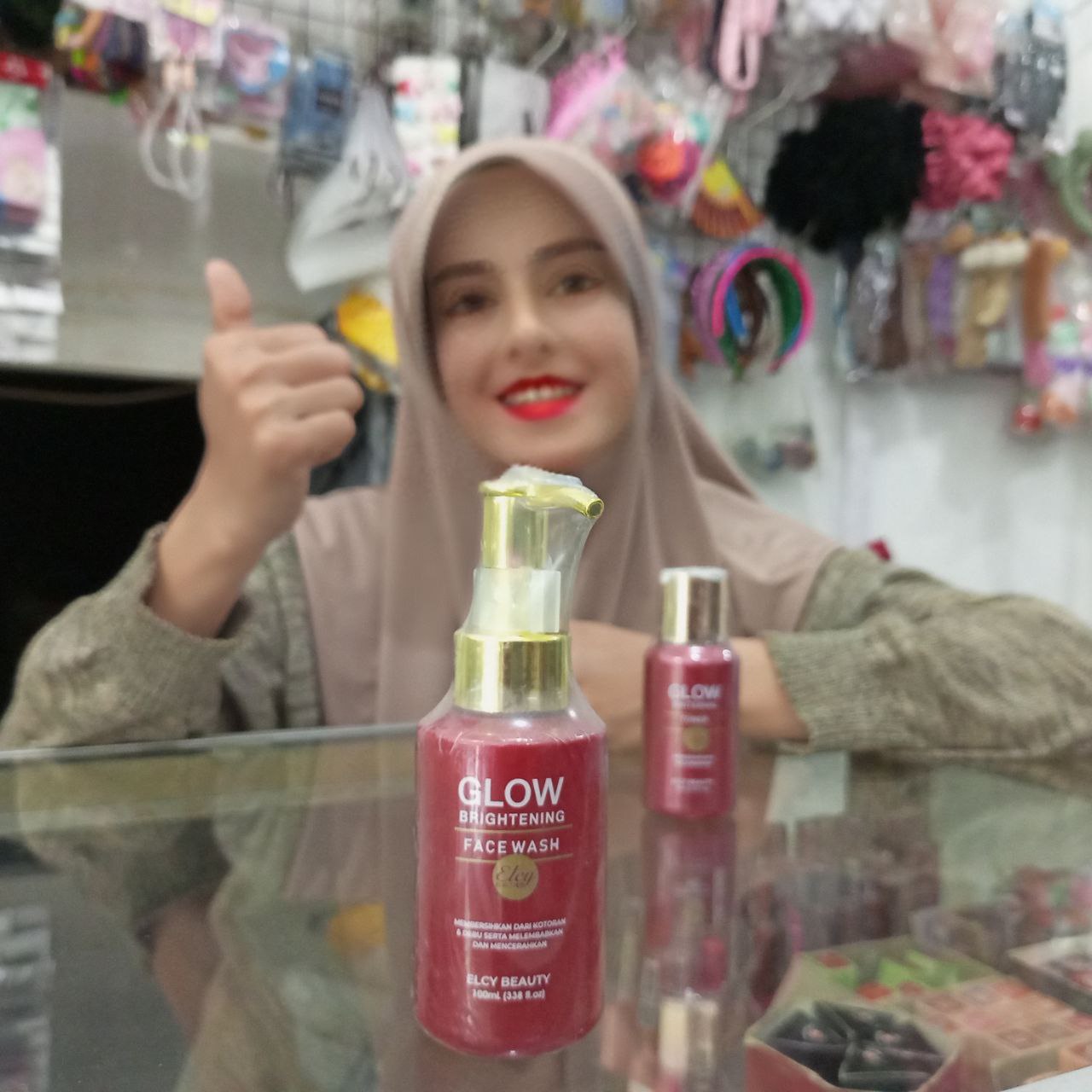 Ini adalah Elcy Face Wash brand: Elcy, age_group: all ages, gender: female, capacity: 100 ml, ingredients: Aqua, Cocamidopropyl Betaine, Sodium Lauryl Sulfosuccinate, Glycerin, Alpha Arbutin, Parfum, Phenoxyethanol, CI 19140,