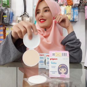 Ini adalah Pigeon Refill Compact Sand brand: Pigeon, age_group: all ages, gender: female, capacity: 14 ml, ingredients: Talc, Mica, Zinc Stearate, Zea Mays (Corn) Starch, Titanium Dioxide, Zinc Oxide, Cetyl Ethylhexanoate, PPG-3 Myristyl Ether, Phenoxyethanol, Macadamia Ternifolia Seed Oil, Triethoxycaprylylsilane, Fragrance, Allantoin, Aluminum Hydroxide, Butylated Hydroxytoluene, Glycine Soja (Soybean) Oil, Persea Gratissima (Avocado) Oil, Simmondsia Chinensis (Jojoba) Seed Oil, Bisabolol, Tocopheryl Acetate, Triticum Vulgare (Wheat) Bran Extract, Calendula Officinalis Flower Extract, Chamomilla Recutita (Matricaria) Flower Extract, Fucus Vesiculosus Extract, Linoleic Acid, Tocopherol,