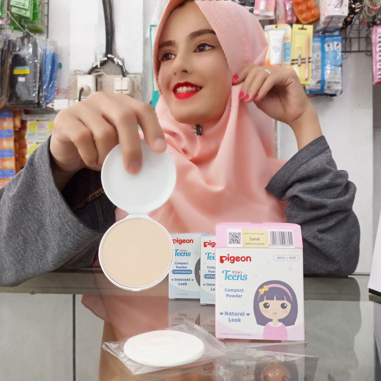 Ini adalah Pigeon Refill Compact Sand brand: Pigeon, age_group: all ages, gender: female, capacity: 14 ml, ingredients: Talc, Mica, Zinc Stearate, Zea Mays (Corn) Starch, Titanium Dioxide, Zinc Oxide, Cetyl Ethylhexanoate, PPG-3 Myristyl Ether, Phenoxyethanol, Macadamia Ternifolia Seed Oil, Triethoxycaprylylsilane, Fragrance, Allantoin, Aluminum Hydroxide, Butylated Hydroxytoluene, Glycine Soja (Soybean) Oil, Persea Gratissima (Avocado) Oil, Simmondsia Chinensis (Jojoba) Seed Oil, Bisabolol, Tocopheryl Acetate, Triticum Vulgare (Wheat) Bran Extract, Calendula Officinalis Flower Extract, Chamomilla Recutita (Matricaria) Flower Extract, Fucus Vesiculosus Extract, Linoleic Acid, Tocopherol,