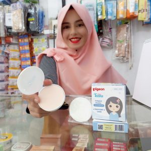 Ini adalah Pigeon Refill Compact UV Natural brand: Pigeon, age_group: all ages, gender: female, capacity: 14 ml, ingredients: Talc, Mica (Sericite), Titanium Dioxide, Zea Mays (Corn) Starch, Zinc Oxide, Octyl Methoxycinnamate, Cetyl Ethylhexanoate, PPG-3 Myristyl Ether, Phenoxyethanol, Triethoxycaprylylsilane, Macadamia Ternifolia Seed Oil, Fragrance, Aluminum Hydroxide, Allantoin, Butylated Hydroxytoluene, Glycine Soja (Soybean) Oil, Persea Gratissima (Avocado) Oil, Simmondsia Chinensis (Jojoba) Seed Oil, Bisabolol, Isobornyl Acetate, Triticum Vulgare (Wheat) Bran Extract, Calendula Officinalis Flower Extract, Chamomilla Recutita (Matricaria) Flower Extract, Fucus Vesiculosus Extract, Linoleic Acid, Tocopherol,