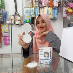Ini adalah Pigeon Refill Compact UV Pure White brand: Pigeon, age_group: all ages, gender: female, capacity: 14 ml, ingredients: Talc, Mica (Sericite), Titanium Dioxide, Zea Mays (Corn) Starch, Zinc Oxide, Octyl Methoxycinnamate, Cetyl Ethylhexanoate, PPG-3 Myristyl Ether, Phenoxyethanol, Triethoxycaprylylsilane, Macadamia Ternifolia Seed Oil, Fragrance, Aluminum Hydroxide, Allantoin, Butylated Hydroxytoluene, Glycine Soja (Soybean) Oil, Persea Gratissima (Avocado) Oil, Simmondsia Chinensis (Jojoba) Seed Oil, Bisabolol, Isobornyl Acetate, Triticum Vulgare (Wheat) Bran Extract, Calendula Officinalis Flower Extract, Chamomilla Recutita (Matricaria) Flower Extract, Fucus Vesiculosus Extract, Linoleic Acid, Tocopherol,