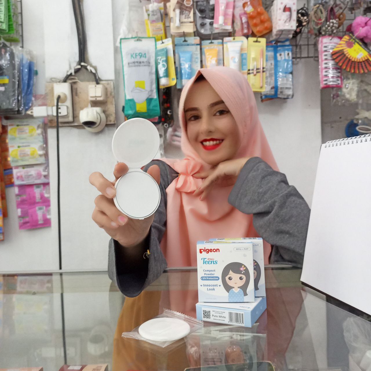 Ini adalah Pigeon Refill Compact UV Pure White brand: Pigeon, age_group: all ages, gender: female, capacity: 14 ml, ingredients: Talc, Mica (Sericite), Titanium Dioxide, Zea Mays (Corn) Starch, Zinc Oxide, Octyl Methoxycinnamate, Cetyl Ethylhexanoate, PPG-3 Myristyl Ether, Phenoxyethanol, Triethoxycaprylylsilane, Macadamia Ternifolia Seed Oil, Fragrance, Aluminum Hydroxide, Allantoin, Butylated Hydroxytoluene, Glycine Soja (Soybean) Oil, Persea Gratissima (Avocado) Oil, Simmondsia Chinensis (Jojoba) Seed Oil, Bisabolol, Isobornyl Acetate, Triticum Vulgare (Wheat) Bran Extract, Calendula Officinalis Flower Extract, Chamomilla Recutita (Matricaria) Flower Extract, Fucus Vesiculosus Extract, Linoleic Acid, Tocopherol,