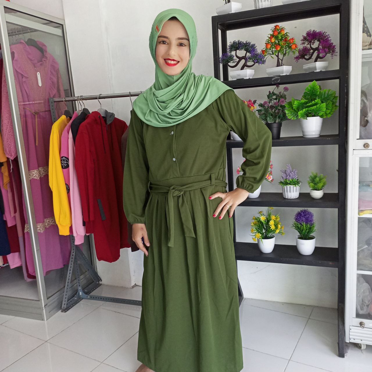 Ini adalah Gamis Monia Army size: L, material: Moscrepe, color: Green Army, brand: GamisMoniBojonegoro, age_group: all ages, style: Casual Long Dress, gender: female, pattern: Plain,