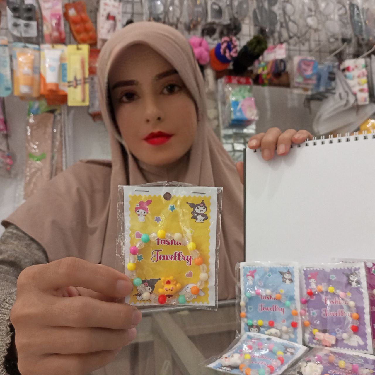 Ini adalah Gelang Manik size: L, material: Rubber, color: multi-color, brand: GelangManikBojonegoro, age_group: all ages, style: Casual Aksesori, gender: female, pattern: Polkadot,