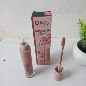 Ini adalah Lipcream OMG 17 Queen brand: OMG - Oh My Glam, age_group: all ages, gender: female, capacity: 3.5 ml, ingredients: Isododecane, Talc, Trimethylsiloxysilicate, Caprylyl Methicone, Polymethylsilsesquioxane, Cyclopentasiloxane, Tridecyl Trimellitate, Butyl Acrylate/Hydroxypropyl Dimethicone Acrylate Copolymer, Disteardimonium Hectorite, Microcrystalline Wax, Diisostearyl Malate, Silica Dimethyl Silylate, Synthetic Beeswax, Propylene Carbonate, Hydrated Silica, Phenoxyethanol, Polyhydroxystearic Acid, Ethylhexylglycerin, Triethoxycaprylylsilane, Fragrance, Pentaerythrityl Tetra-di-t-butyl Hydroxyhydrocinnamate, Aluminum Hydroxide, Phytosteryl/Octyldodecyl Lauroyl Glutamate, Tocopherol, Tocopheryl Acetate, CI 77492, CI 77491, CI 15850:2, CI 77891, CI 15850:1, CI 77499, CI 15850,