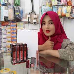 Ini adalah Lipcream OMG 22 Crushed brand: OMG - Oh My Glam, age_group: all ages, gender: female, capacity: 3.5 ml, ingredients: Isododecane, Talc, Trimethylsiloxysilicate, Caprylyl Methicone, Polymethylsilsesquioxane, Cyclopentasiloxane, Tridecyl Trimellitate, Butyl Acrylate/Hydroxypropyl Dimethicone Acrylate Copolymer, Disteardimonium Hectorite, Microcrystalline Wax, Diisostearyl Malate, Silica Dimethyl Silylate, Synthetic Beeswax, Propylene Carbonate, Hydrated Silica, Phenoxyethanol, Polyhydroxystearic Acid, Ethylhexylglycerin, Triethoxycaprylylsilane, Fragrance, Pentaerythrityl Tetra-di-t-butyl Hydroxyhydrocinnamate, Aluminum Hydroxide, Phytosteryl/Octyldodecyl Lauroyl Glutamate, Tocopherol, Tocopheryl Acetate, CI 77492, CI 77491, CI 15850:2, CI 77891, CI 15850:1, CI 77499, CI 15850,