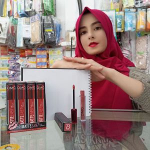 Ini adalah Lipcream OMG 23 Rose brand: OMG, age_group: all ages, gender: female, capacity: 3.5 ml, ingredients: Isododecane, Talc, Trimethylsiloxysilicate, Caprylyl Methicone, Polymethylsilsesquioxane, Cyclopentasiloxane, Tridecyl Trimellitate, Butyl Acrylate/Hydroxypropyl Dimethicone Acrylate Copolymer, Disteardimonium Hectorite, Microcrystalline Wax, Diisostearyl Malate, Silica Dimethyl Silylate, Synthetic Beeswax, Propylene Carbonate, Hydrated Silica, Phenoxyethanol, Polyhydroxystearic Acid, Ethylhexylglycerin, Triethoxycaprylylsilane, Fragrance, Pentaerythrityl Tetra-di-t-butyl Hydroxyhydrocinnamate, Aluminum Hydroxide, Phytosteryl/Octyldodecyl Lauroyl Glutamate, Tocopherol, Tocopheryl Acetate, CI 77492, CI 77491, CI 15850:2, CI 77891, CI 15850:1, CI 77499, CI 15850,