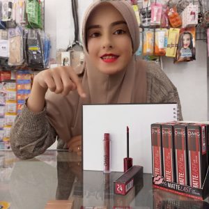 Ini adalah Lipcream OMG 24 Berry brand: Oh My Glam, age_group: all ages, gender: female, capacity: 3.5 ml, ingredients: Isododecane, Talc, Trimethylsiloxysilicate, Caprylyl Methicone, Polymethylsilsesquioxane, Cyclopentasiloxane, Tridecyl Trimellitate, Butyl Acrylate/Hydroxypropyl Dimethicone Acrylate Copolymer, Disteardimonium Hectorite, Microcrystalline Wax, Diisostearyl Malate, Silica Dimethyl Silylate, Synthetic Beeswax, Propylene Carbonate, Hydrated Silica, Phenoxyethanol, Polyhydroxystearic Acid, Ethylhexylglycerin, Triethoxycaprylylsilane, Fragrance, Pentaerythrityl Tetra-di-t-butyl Hydroxyhydrocinnamate, Aluminum Hydroxide, Phytosteryl/Octyldodecyl Lauroyl Glutamate, Tocopherol, Tocopheryl Acetate, CI 77492, CI 77491, CI 15850:2, CI 77891, CI 15850:1, CI 77499, CI 15850,