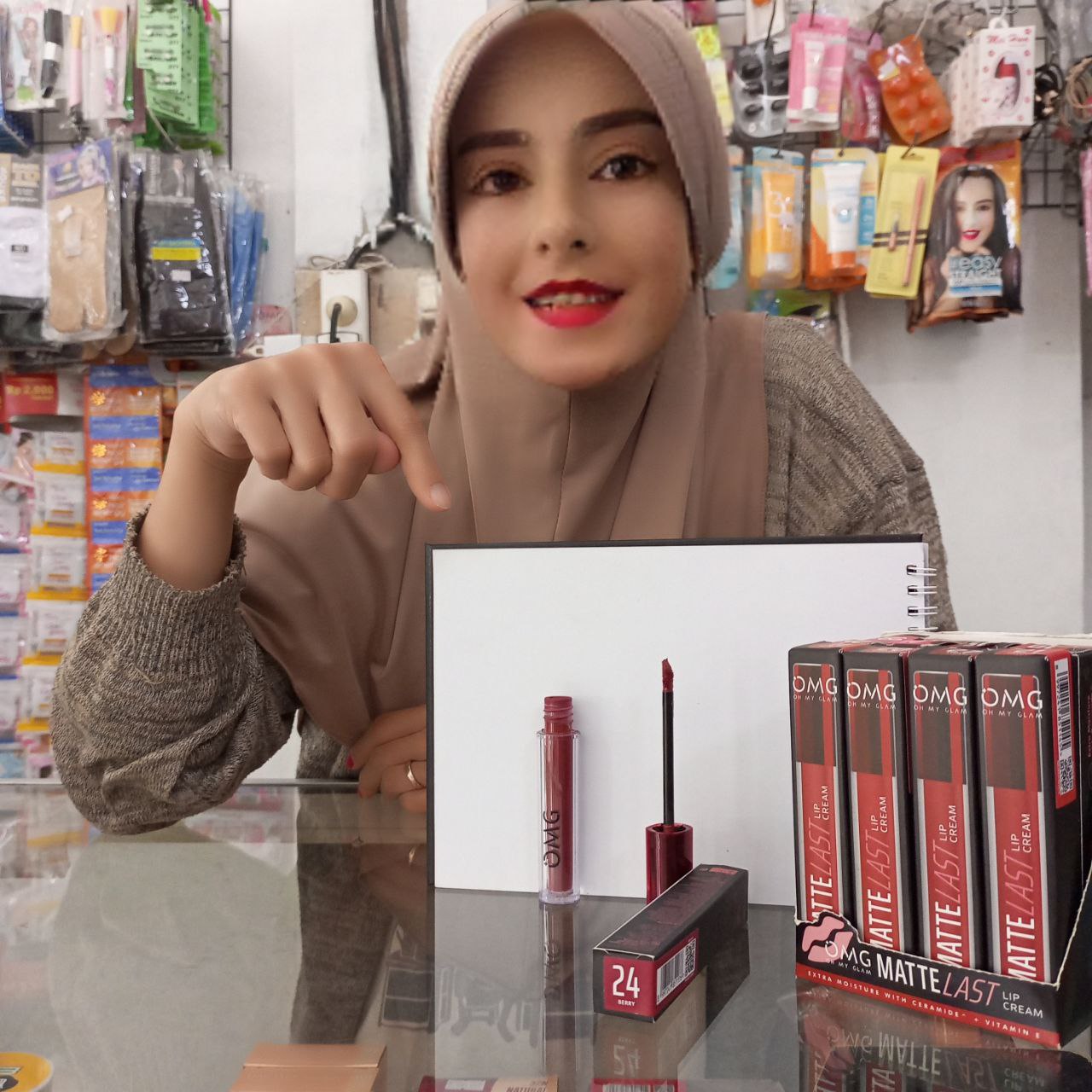 Ini adalah Lipcream OMG 24 Berry brand: Oh My Glam, age_group: all ages, gender: female, capacity: 3.5 ml, ingredients: Isododecane, Talc, Trimethylsiloxysilicate, Caprylyl Methicone, Polymethylsilsesquioxane, Cyclopentasiloxane, Tridecyl Trimellitate, Butyl Acrylate/Hydroxypropyl Dimethicone Acrylate Copolymer, Disteardimonium Hectorite, Microcrystalline Wax, Diisostearyl Malate, Silica Dimethyl Silylate, Synthetic Beeswax, Propylene Carbonate, Hydrated Silica, Phenoxyethanol, Polyhydroxystearic Acid, Ethylhexylglycerin, Triethoxycaprylylsilane, Fragrance, Pentaerythrityl Tetra-di-t-butyl Hydroxyhydrocinnamate, Aluminum Hydroxide, Phytosteryl/Octyldodecyl Lauroyl Glutamate, Tocopherol, Tocopheryl Acetate, CI 77492, CI 77491, CI 15850:2, CI 77891, CI 15850:1, CI 77499, CI 15850,
