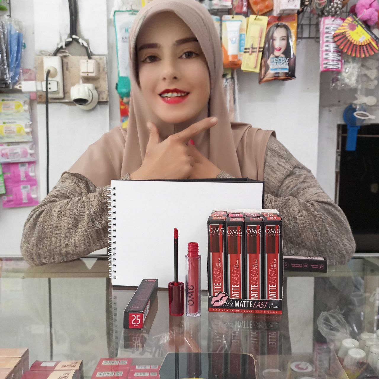 Ini adalah Lipcream OMG 25 Ruby brand: OMG, age_group: all ages, gender: female, capacity: 3.5 ml, ingredients: Isododecane, Talc, Trimethylsiloxysilicate, Caprylyl Methicone, Polymethylsilsesquioxane, Cyclopentasiloxane, Tridecyl Trimellitate, Butyl Acrylate/Hydroxypropyl Dimethicone Acrylate Copolymer, Disteardimonium Hectorite, Microcrystalline Wax, Diisostearyl Malate, Silica Dimethyl Silylate, Synthetic Beeswax, Propylene Carbonate, Hydrated Silica, Phenoxyethanol, Polyhydroxystearic Acid, Ethylhexylglycerin, Triethoxycaprylylsilane, Fragrance, Pentaerythrityl Tetra-di-t-butyl Hydroxyhydrocinnamate, Aluminum Hydroxide, Phytosteryl/Octyldodecyl Lauroyl Glutamate, Tocopherol, Tocopheryl Acetate, CI 77492, CI 77491, CI 15850:2, CI 77891, CI 15850:1, CI 77499, CI 15850,
