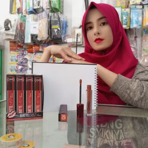 Ini adalah Lipcream OMG 26 Extra brand: OMG - Oh My Glam, age_group: all ages, gender: female, capacity: 3.5 ml, ingredients: Isododecane, Talc, Trimethylsiloxysilicate, Caprylyl Methicone, Polymethylsilsesquioxane, Cyclopentasiloxane, Tridecyl Trimellitate, Butyl Acrylate/Hydroxypropyl Dimethicone Acrylate Copolymer, Disteardimonium Hectorite, Microcrystalline Wax, Diisostearyl Malate, Silica Dimethyl Silylate, Synthetic Beeswax, Propylene Carbonate, Hydrated Silica, Phenoxyethanol, Polyhydroxystearic Acid, Ethylhexylglycerin, Triethoxycaprylylsilane, Fragrance, Pentaerythrityl Tetra-di-t-butyl Hydroxyhydrocinnamate, Aluminum Hydroxide, Phytosteryl/Octyldodecyl Lauroyl Glutamate, Tocopherol, Tocopheryl Acetate, CI 77492, CI 77491, CI 15850:2, CI 77891, CI 15850:1, CI 77499, CI 15850,