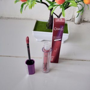 Ini adalah Lipcream OMG 29 Berry Pancake brand: OMG - Oh My Glam Matte Kiss Lip Cream, age_group: all ages, gender: female, capacity: 3.5 ml, ingredients: Isododecane, Talc, Trimethylsiloxysilicate, Caprylyl Methicone, Polymethylsilsesquioxane, Cyclopentasiloxane, Tridecyl Trimellitate, Butyl Acrylate/Hydroxypropyl Dimethicone Acrylate Copolymer, Disteardimonium Hectorite, Microcrystalline Wax, Diisostearyl Malate, Silica Dimethyl Silylate, Synthetic Beeswax, Propylene Carbonate, Hydrated Silica, Phenoxyethanol, Polyhydroxystearic Acid, Ethylhexylglycerin, Triethoxycaprylylsilane, Fragrance, Pentaerythrityl Tetra-di-t-butyl Hydroxyhydrocinnamate, Aluminum Hydroxide, Phytosteryl/Octyldodecyl Lauroyl Glutamate, Tocopherol, Tocopheryl Acetate, CI 77492, CI 77491, CI 15850:2, CI 77891, CI 15850:1, CI 77499, CI 15850,