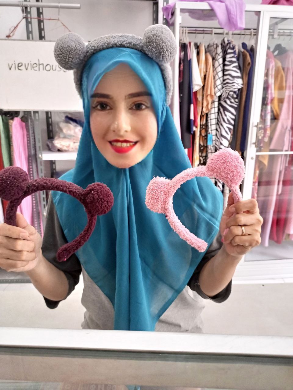 Ini adalah Bando Bear size: medium, material: woll, color: multi-color, brand: aksesoris indonesia, age_group: all ages, style: casual style, gender: female, pattern: plain,