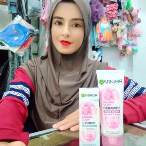 Ini adalah Garnier Sakura Facial Foam 100ml brand: Garnier, age_group: all ages, gender: female, capacity: 100ml, ingredients: aqua/water,glycerin,myristic acid,palmitic acid,stearic acid,potassium hydroxide,lauric acid,kaolin,glyceryl distearate,glyceryl stearate,phenoxyethanol,parfum / fragrance,salicylic acid,tetrasodium edta,peg-14m,linalool,limonene,sodium hyaluronate,2-oleamido-1,3-octadecanediol,ascorbyl glucoside,benzyl alcohol,butylene glycol,ci 14700 / red 4,ci 16035 / red 40,prunus lannesiana flower extract,