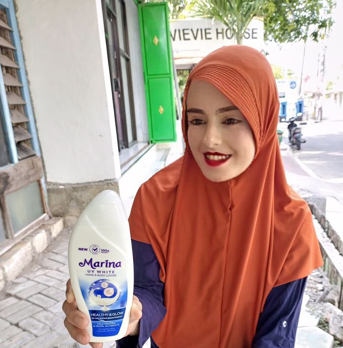 Ini adalah Marina UV Healthy brand: marina, age_group: all ages, gender: unisex, capacity: 185ml, ingredients: Aqua (Water), Isopropyl Palmitate, Stearic Acid, Glycerin, Dimethicone, Dicaprylyl Ether, Niacinamide (Vit. B3), Tocopheryl Acetate (Vit. E), Hydrolyzed Milk (Lac) Protein, Hydrolyzed Pearl, Maris Sal (Sea Salt), Octyl Salicylate, Butyl Methoxydibenzoylmethane, Titanium Dioxide, Cetyl Alcohol, Parfum (fragrance), Carbomer, Glyceryl Stearate, Xanthan Gum, PEG-100 Stearate, Disodium EDTA, Phenoxyethanol, Talc, Mica, Methylparaben, Propylparaben, BHT, Potassium Hydroxide, Sodium Hydroxide,