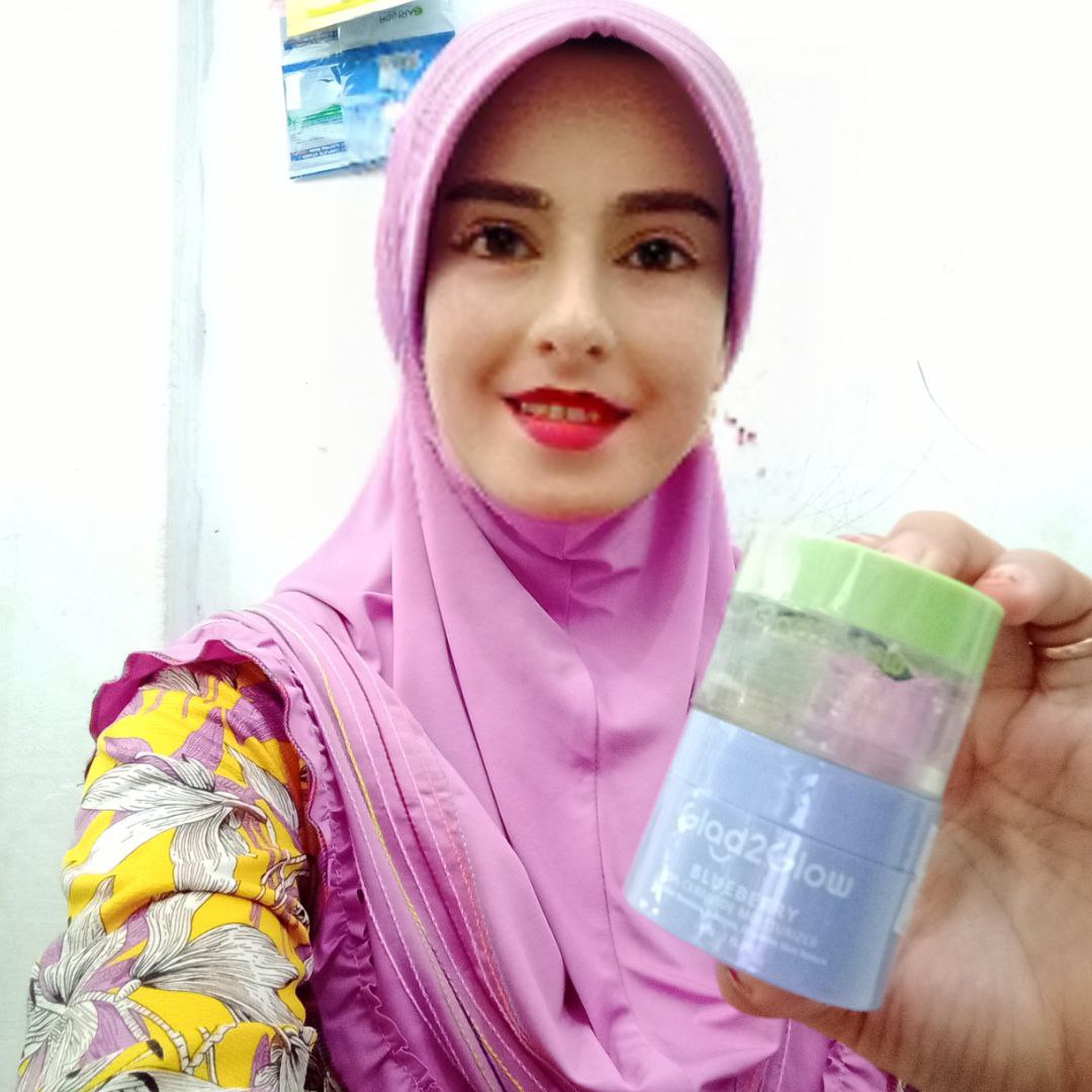 Ini adalah Glad2Glow Bluberry Moisturizer brand: Glad2Glow, age_group: all ages, gender: female, capacity: 30ml, ingredients: Aqua, Glycerin, Butylene Glycol, Hydrogenated Polyisobutene, Propylene Glycol Dicaprylate/Dicaprate, Cyclopentasiloxane, Ceramide EOP, Ceramide AP, Ceramide NS, Ceramide NG, Ceramide AS, Sodium Hyaluronate, Centella Asiatica Leaf Extract, Ammonium Acryloyldimethyltaurate/VP Copolymer, Hydroxyacetophenone, Betaine, Cyclohexasiloxane, Allantoin, Tridecyl Trimellitate, Hydroxyethyl Acrylate/Sodium,