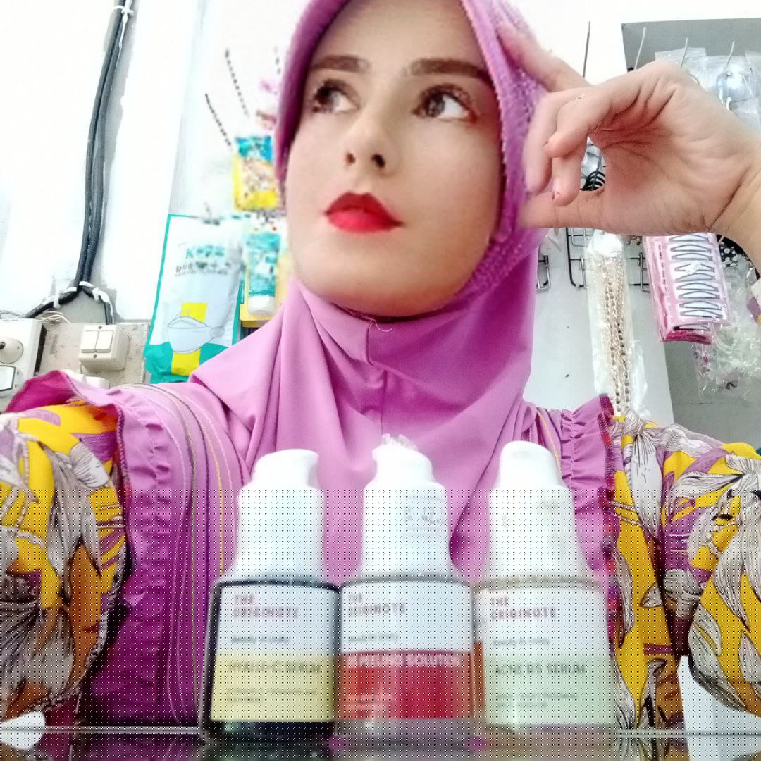 Ini adalah The Originote Hyalu-C Serum brand: The Originote, age_group: all ages, gender: female, capacity: 20ml, ingredients: Water, glycerin, butylene glycol, niacinamide, glycereth-26, jasminum sambac flower, hydrogenated castor oil, bellis perennis (daisy) extract, hydroxyacetophenone, 1,2-hexanediol, PEG/PPG-17/6 copolymer, methylpropanediol, hydroxyethylcellulose, allantoin, glyceryl glucoside, gardenia tahitensis flower, propylene glycol, CI 19140, sodium hyaluronate, stephania tetrandra root extract, caprylic/capric triglyceride, anthemis nobilis flower extract, hyaluronic acid, ergothioneine, hydrogenated lecithin, hexylene glycol, stearic acid, cholesterol, phenoxyethanol, mannitol, ceramide NP, helianthus annuus (sunflower) seed oil, hydrolyzed collagen, hydroxypropyltrimonium hyaluronate, sodium acetylated hyaluronate, centella asiatica extract, propanediol, oligopeptide,
